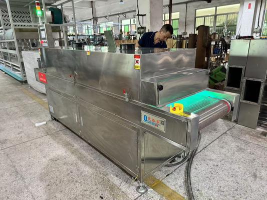 Μοντούλη αποστείρωσης UV-C για διαφανείς γραμμές συσκευασίας τροφίμων, τοποθετημένη σε μεταφορέα