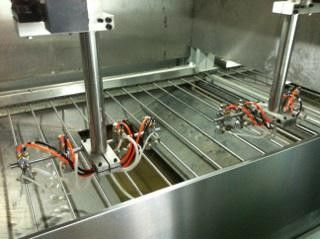 Πλήρως Αυτόματη Μηχανή Ψεκασμού με Προσαρμόσιμο Πλάτος, Ιαπωνικά Πιστόλια Ψεκασμού Iwata & Έλεγχο PLC για Βιομηχανικές Εφαρμογές