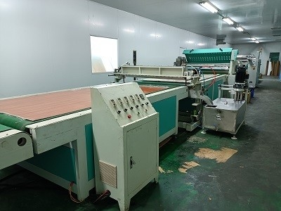 Συνολικό βάρος μηχανής 2000 kg Μηχανή επίχρισμα κουρτίνας για μεγάλης παραγωγής