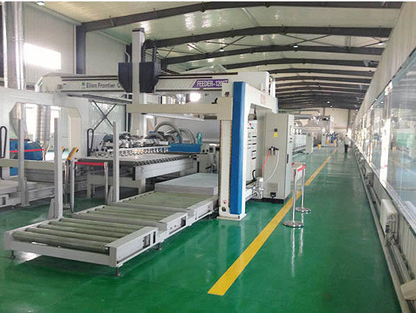 MDF επιβιβάζεται στο UV φως 388kw θεραπεύοντας τον πίνακα πυριτικών αλάτων ασβεστίου ελέγχου PLC μηχανών επιστρώματος ψεκασμού