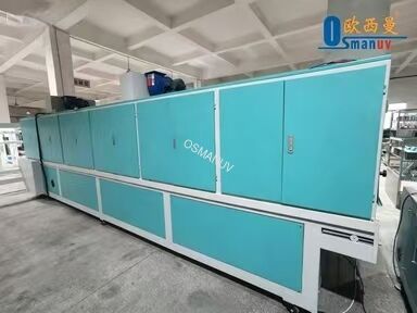 Συνεχής Γραμμή Επίστρωσης Soft-Touch με Εξαμερές 172nm για Ξύλο & Πάνελ – Προσαρμόσιμο Πλάτος (600-2100mm) & Επίπεδο Γυαλάδας (1-10 GU)